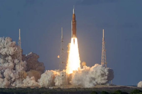 NASA launches astronauts on historic Artemis moon mission-Palestine