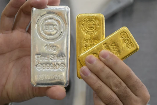 Gold, silver hit peaks and stocks sink on new US-EU trade fears