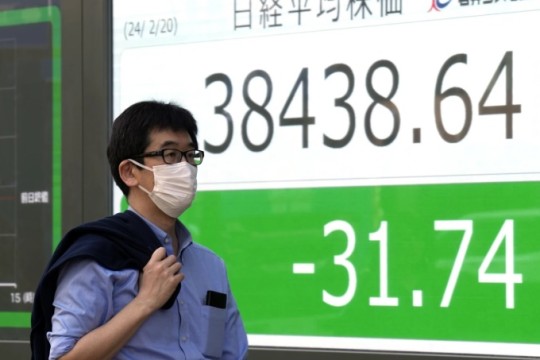 Asian shares trade mixed after Wall Street was closed for a holiday-