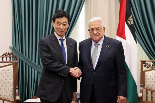 President Abbas receives Japanese Minister of Economy in Ramallah
