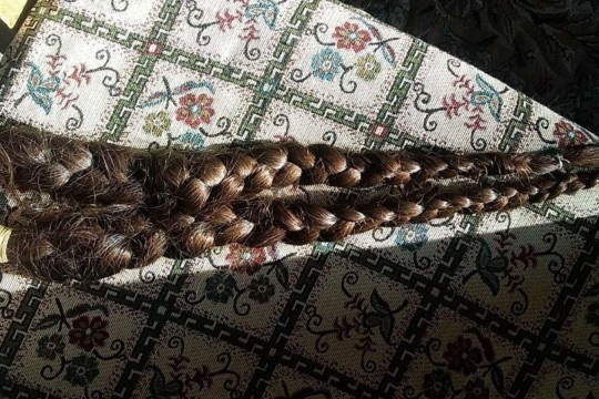 Hair selling in Syria: Hunger shows no mercy to beautiful details