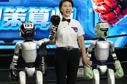 China Hosts World’s First Humanoid Robot Fighting Competition