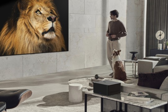 ارتقوا بمساحة غرفة المعيشة خلال موسم العطلات مع تلفزيون LG OLED EVO M3الذي يأتي بتجربة المشاهدة اللاسلكية الساحرة للمرة الأولى على الإطلاق ومعدّل تحديث يبلغ 120 هرتز