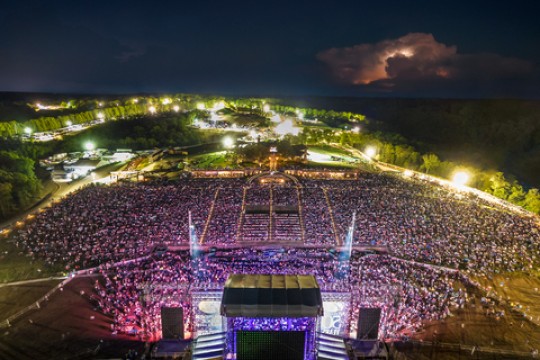 ساحة Thunder Ridge Nature Arena، "أجمل مدرج خارجي في أمريكا" الذي يقع في قلب منطقة أوزاركس الشهيرة بولاية ميسوري، جاهز للافتتاح الكبير