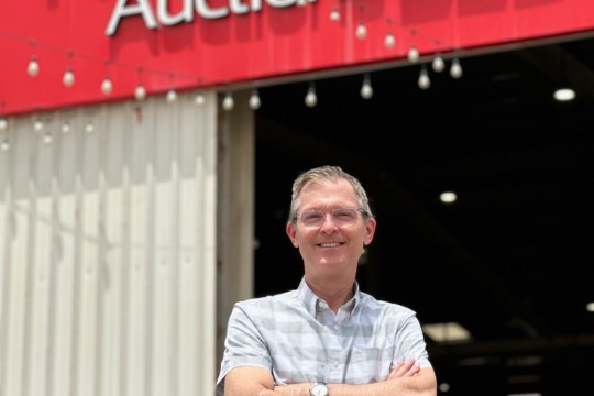 مرحبا للمزادات تفتخر بالإعلان عن قدوة متمرسة في عالم الصناعة كرئيس تنفيذي جديد للعمليات