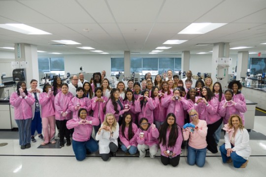 Mary Kay تلهم مبتكري المستقبل: فتيات في مجالات العلوم والتكنولوجيا والهندسة والرياضيات يمزجن بين الجمال والعلوم