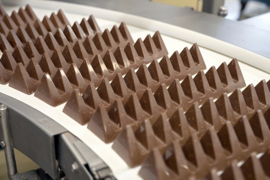 موطن وقلب إنتاج Toblerone العالمية: تستثمر شركة Mondelēz International حوالي 65 مليون فرنك سويسري (CHF) في مصنعها لتصنيع شوكولاتة Toblerone في سويسرا
