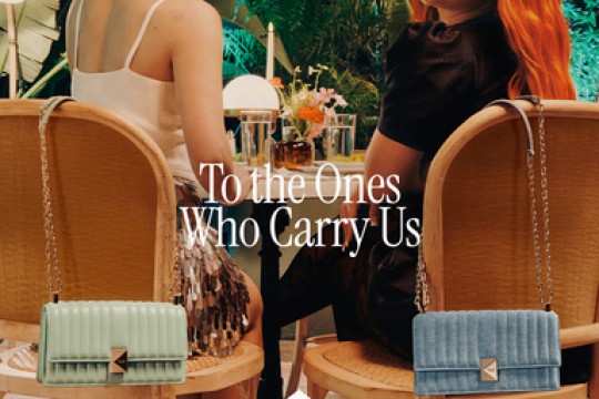 احتفاء أحدث حملة تطلقها kate spade new york بالصداقة الصادقة، بمشاركة النجمتين Ice Spice وCharli D’Amelio