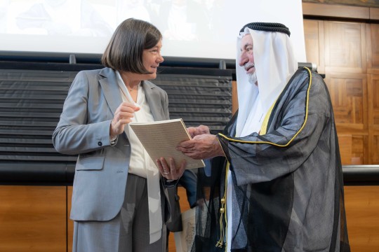 حاكم الشارقة يهدي جامعة القلب المقدس الكاثوليكية في ميلانو مخطوطاً تاريخياً نادراً وكتاب "مرسوم بابوي"